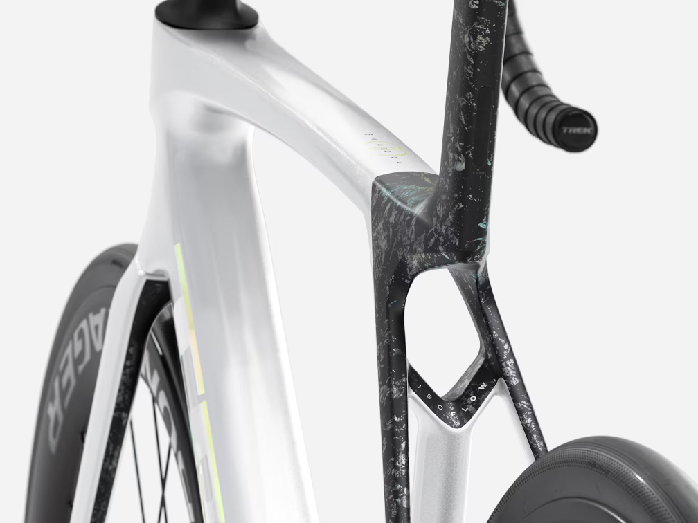 Шоссейные велосипеды Trek Madone SL 6 105 Di2 Gen 8 Gloss Crystal White/Matte Deep Smoke Артикул 5337991, 5337992, 5337993