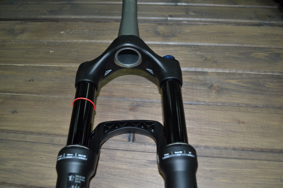 Вилки Вилка 29 RockShox 30 Gold 29, Solo Air spring, remote lockout, rebound adjust, 9mm QR, OEM Артикул 
