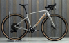 Гравийные велосипеды, комфорт плюс Specialized Diverge 4 Comp Carbon 2026 SRAM Apex AXS Dolomite Metallic/ Orange Zest Артикул 95426-5049, 95426-5054, 95426-5056, 95426-5061, 95426-5052, 95426-5058
