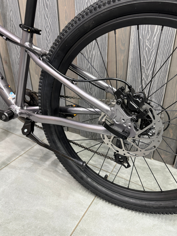 24 дюйма (7-11 лет) Silverback Spyke 24 SE 2026 Gloss Moondust Metallic Grey-Gloss Red Артикул 4816026331655