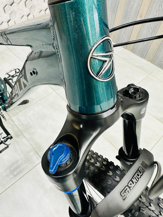 Купить Silverback SE:SERIES 9 29 2026 Gloss Metallic Emerald/Matt Black Артикул 4816026331327, 4816026331334