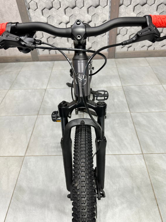 24 дюйма (7-11 лет) Silverback Spyke 24 SE 2026 Gloss Moondust Metallic Grey-Gloss Red Артикул 4816026331655