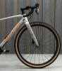 Гравийные велосипеды, комфорт плюс Specialized Diverge 4 Comp Carbon 2026 SRAM Apex AXS Dolomite Metallic/ Orange Zest Артикул 95426-5049, 95426-5054, 95426-5056, 95426-5061, 95426-5052, 95426-5058