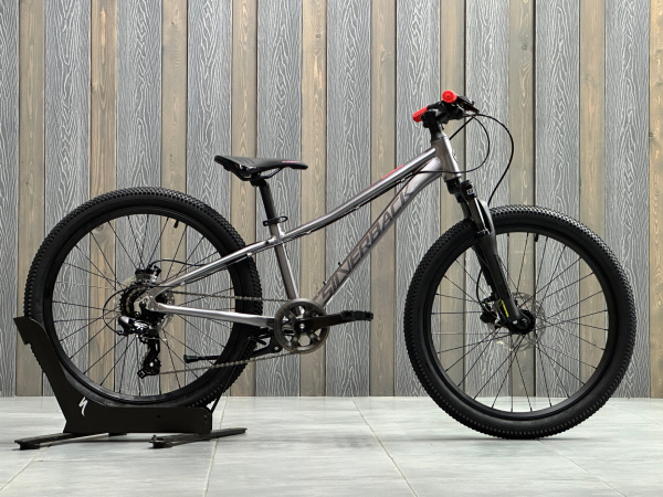 Silverback Spyke 24 SE 2026 Gloss Moondust Metallic Grey-Gloss Red