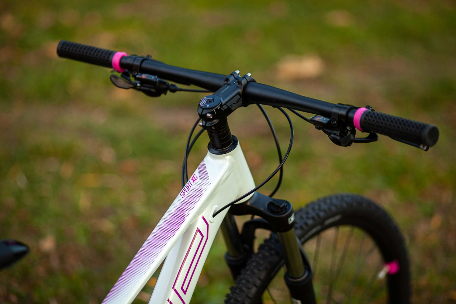 Superior XC 819 W 2024 Gloss White Violet Purple