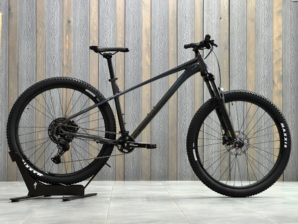 Silverback SE:SERIES 10 29 2026 Gloss Rainbow Pearl/Matt Black