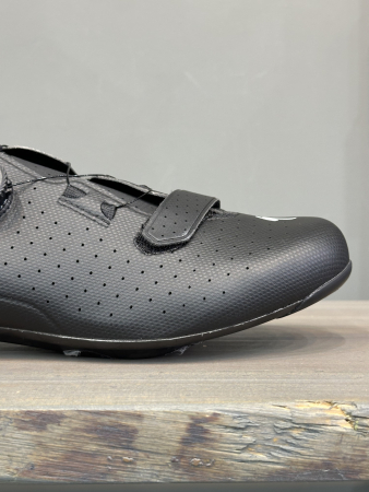 Велотуфли шоссе и триатлон Велотуфли Road Specialized Torch 2.0 Black Артикул 61023-3037, 61023-3040, 61023-3041, 61023-3036, 61023-3038, 61023-3042, 61023-3044, 61023-30415, 61023-3048, 61023-3043, 61023-3049, 61023-3047, 61023-30455, 61023-3045, 61023-30405, 61023-30445, 61023-30425, 61023-3039, 61023-3046, 61023-30435