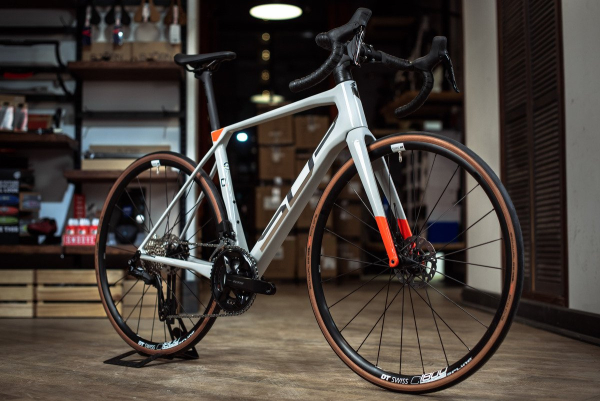 Superior X-Road Team Elite Di2 2024 Gloss Grey/Team Red