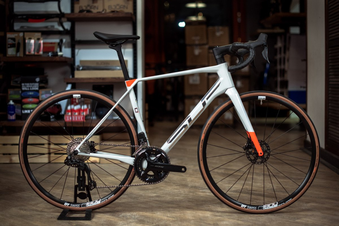 Туристические велосипеды Superior X-Road Team Elite Di2 2024 Gloss Grey/Team Red Артикул 801.2023.28039