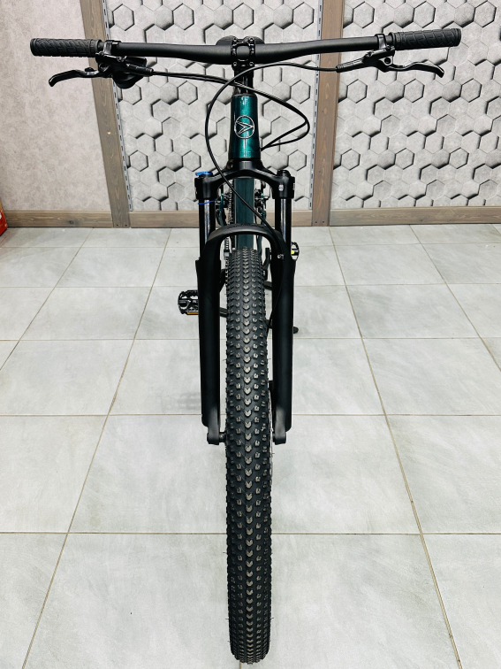 Купить Silverback SE:SERIES 9 29 2026 Gloss Metallic Emerald/Matt Black Артикул 4816026331327, 4816026331334