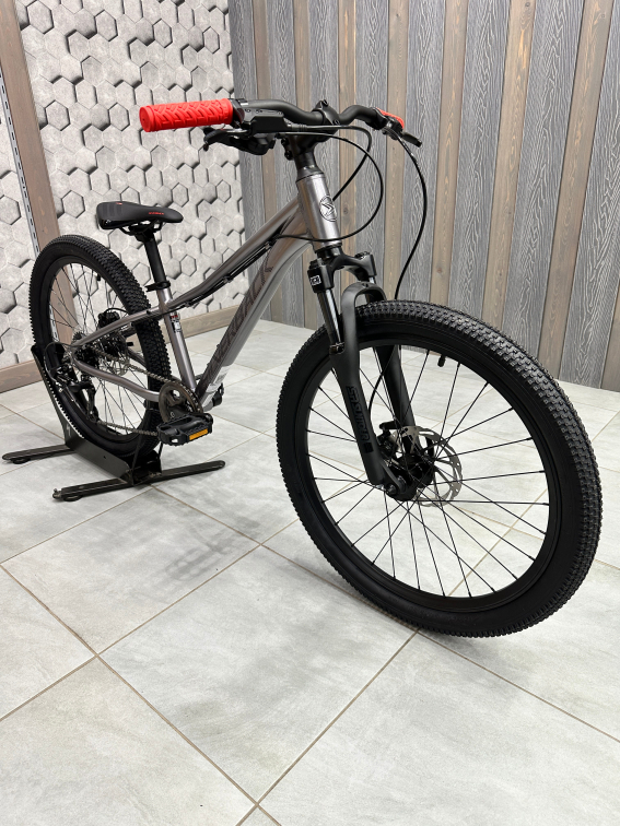 24 дюйма (7-11 лет) Silverback Spyke 24 SE 2026 Gloss Moondust Metallic Grey-Gloss Red Артикул 4816026331655