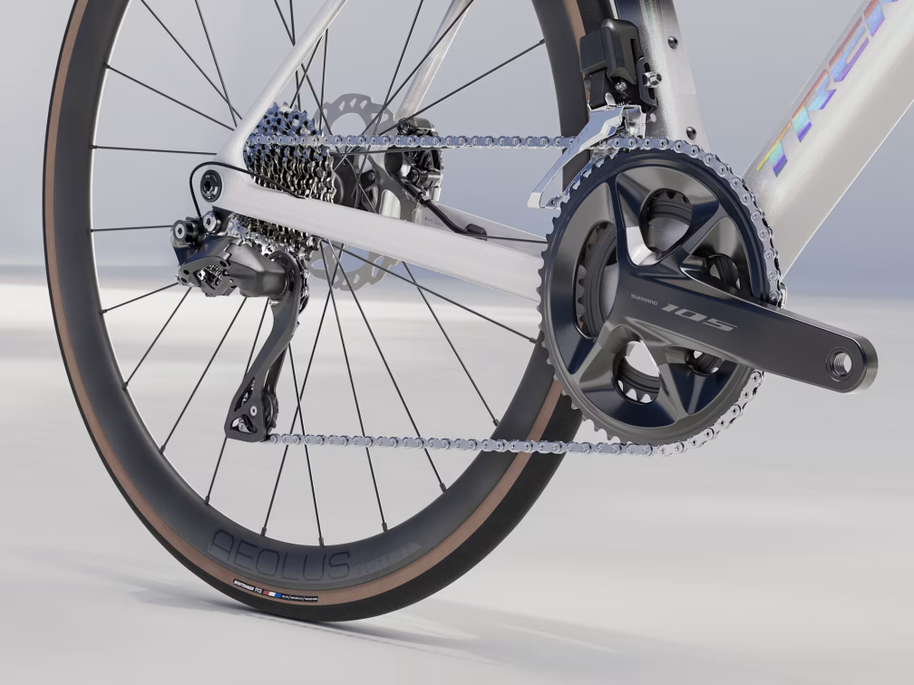 Шоссейные велосипеды Trek Madone SL 6 105 Di2 Gen 8 White Prismatic Артикул 5319984, 5319982, 5319983, 5319985