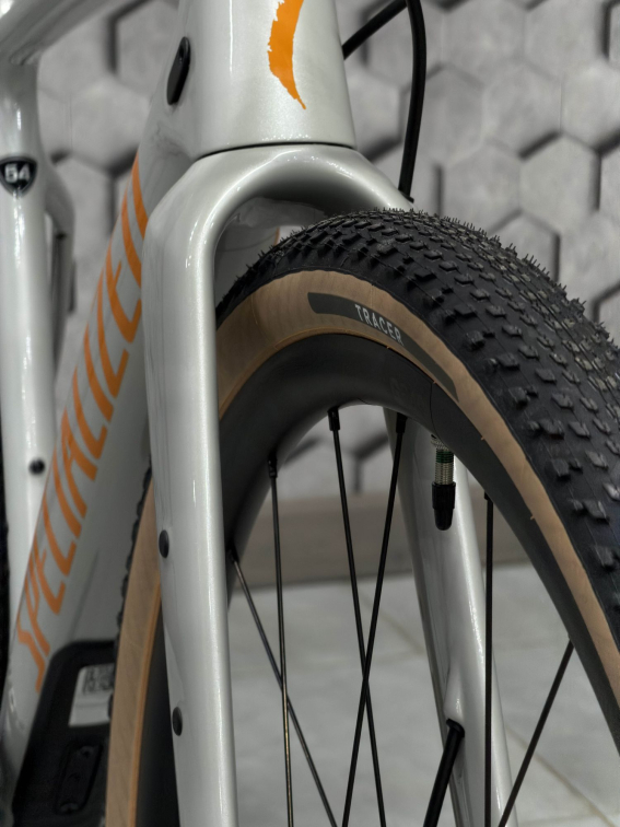 Гравийные велосипеды, комфорт плюс Specialized Diverge 4 Comp Carbon 2026 SRAM Apex AXS Dolomite Metallic/ Orange Zest Артикул 95426-5049, 95426-5054, 95426-5056, 95426-5061, 95426-5052, 95426-5058